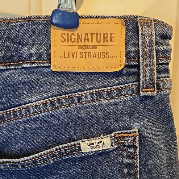 Levis Signature High Rise Zipper Fly Denim Cut Off Women's 5 Pocket Shorts Sz 12 - Picture 8 of 9
